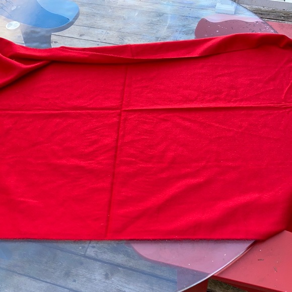 Red extra large shawl Pretty Persuasions - Picture 3 of 8